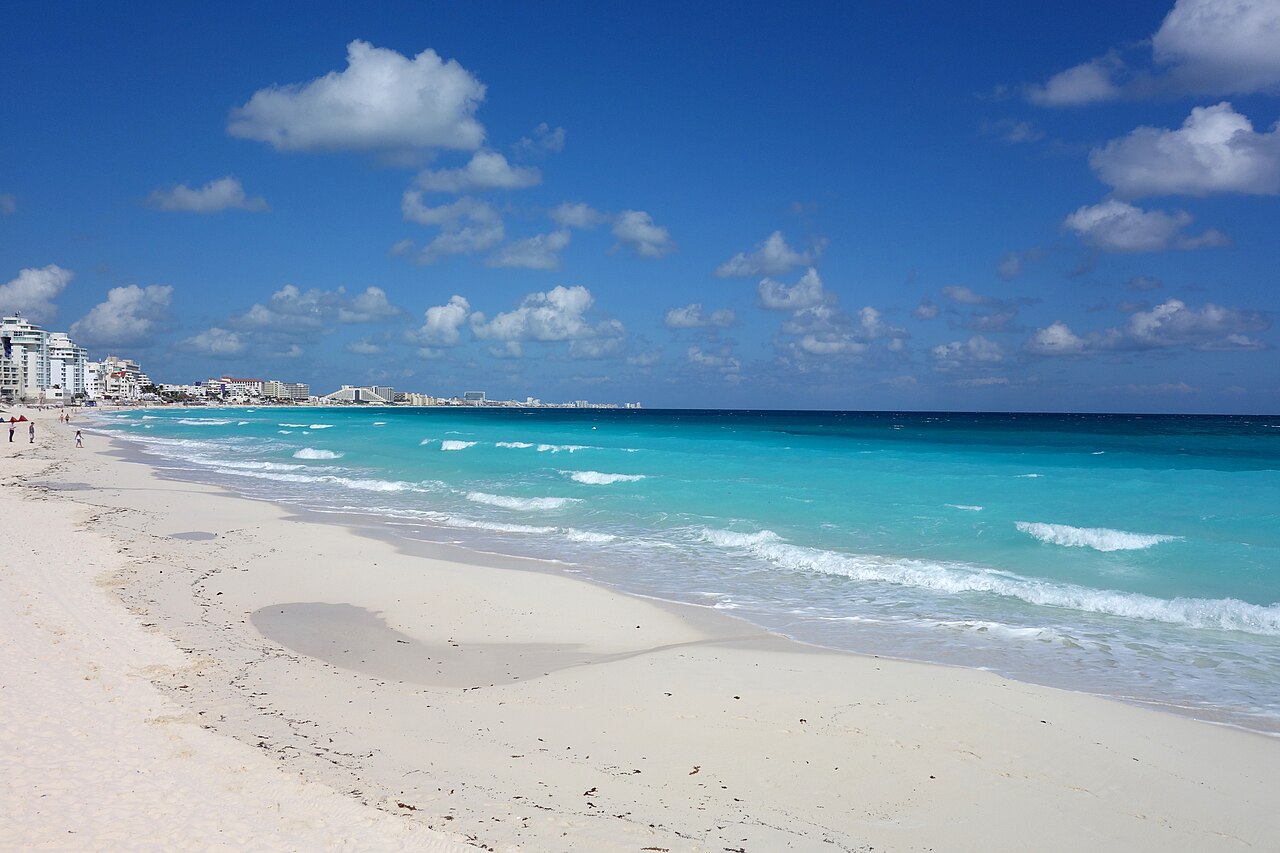 Playa de arena blanca y mar turquesa en Cancún